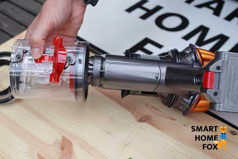 Очистка контейнера для грязи Dyson V12 Slim